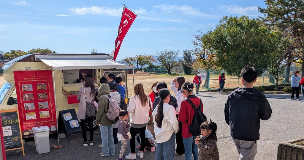 イベント会場でクレープキッチンカーに並ぶ行列